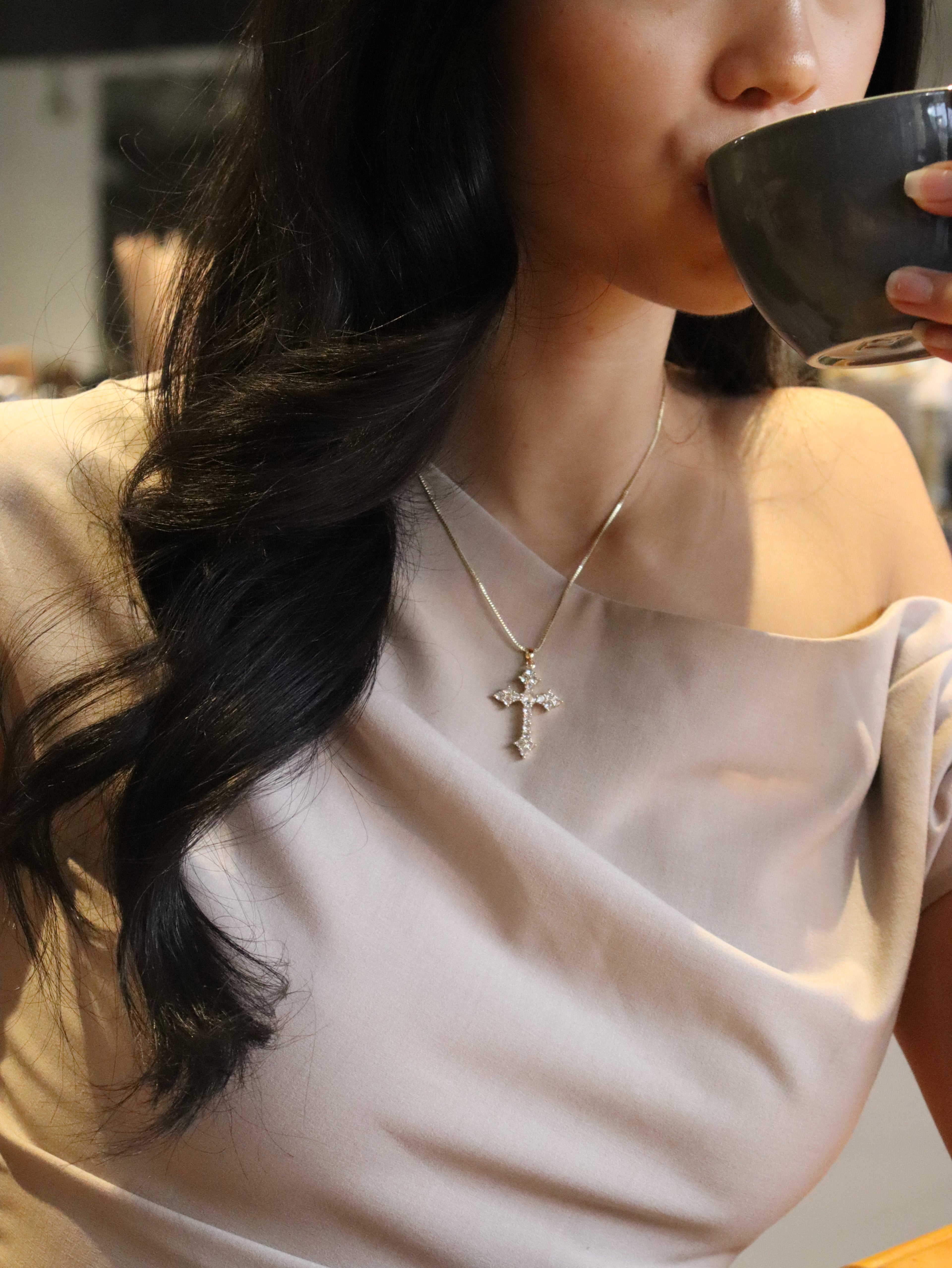 Elegant Women’s Golden-Tone Cross Pendant Necklace.