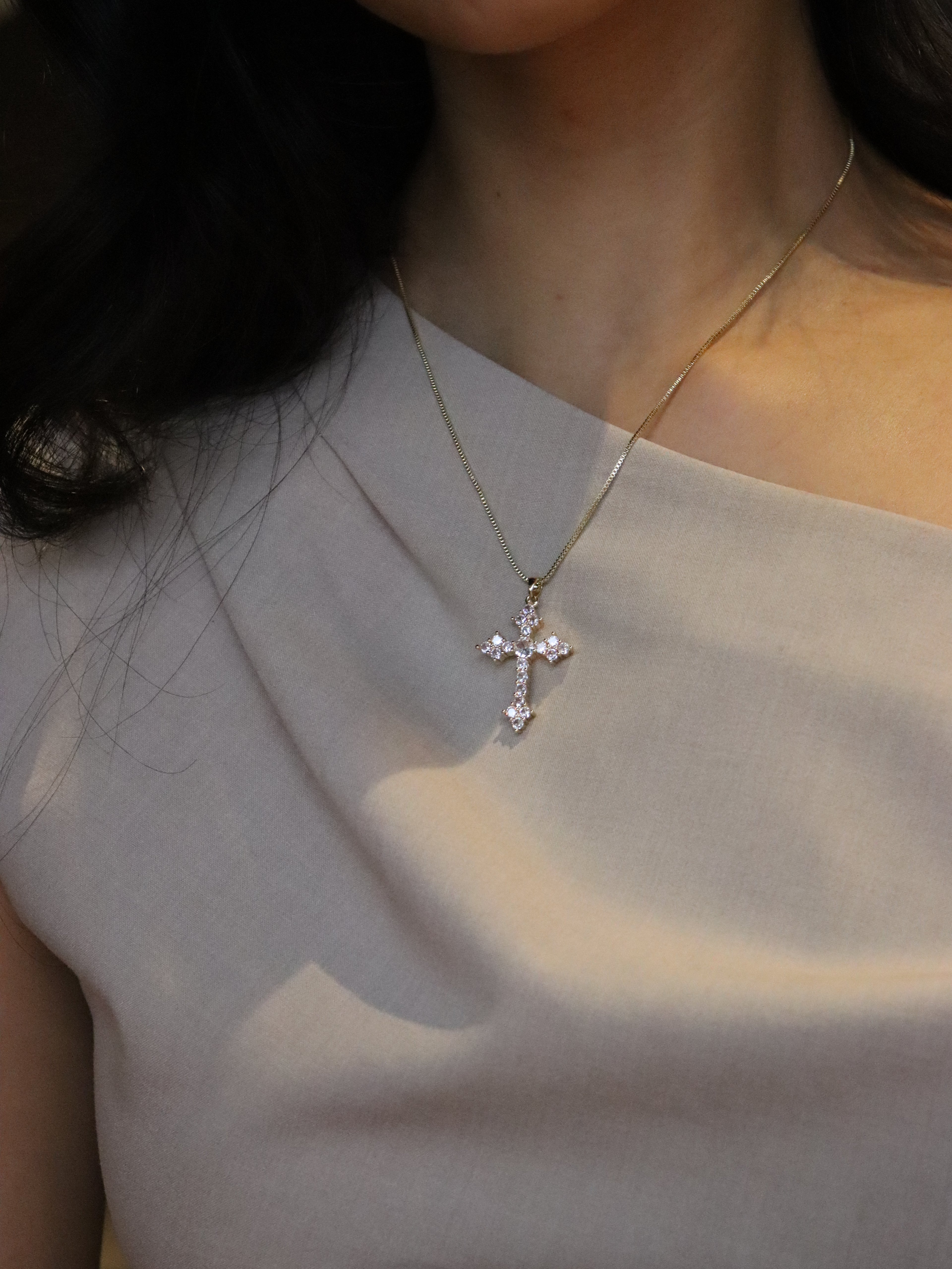 Elegant Women’s Golden-Tone Cross Pendant Necklace.